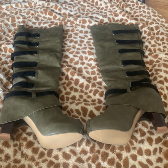 Size 7.5-8. new and never worn. Olive green with black accents. Round toe - Picture 4 of 6